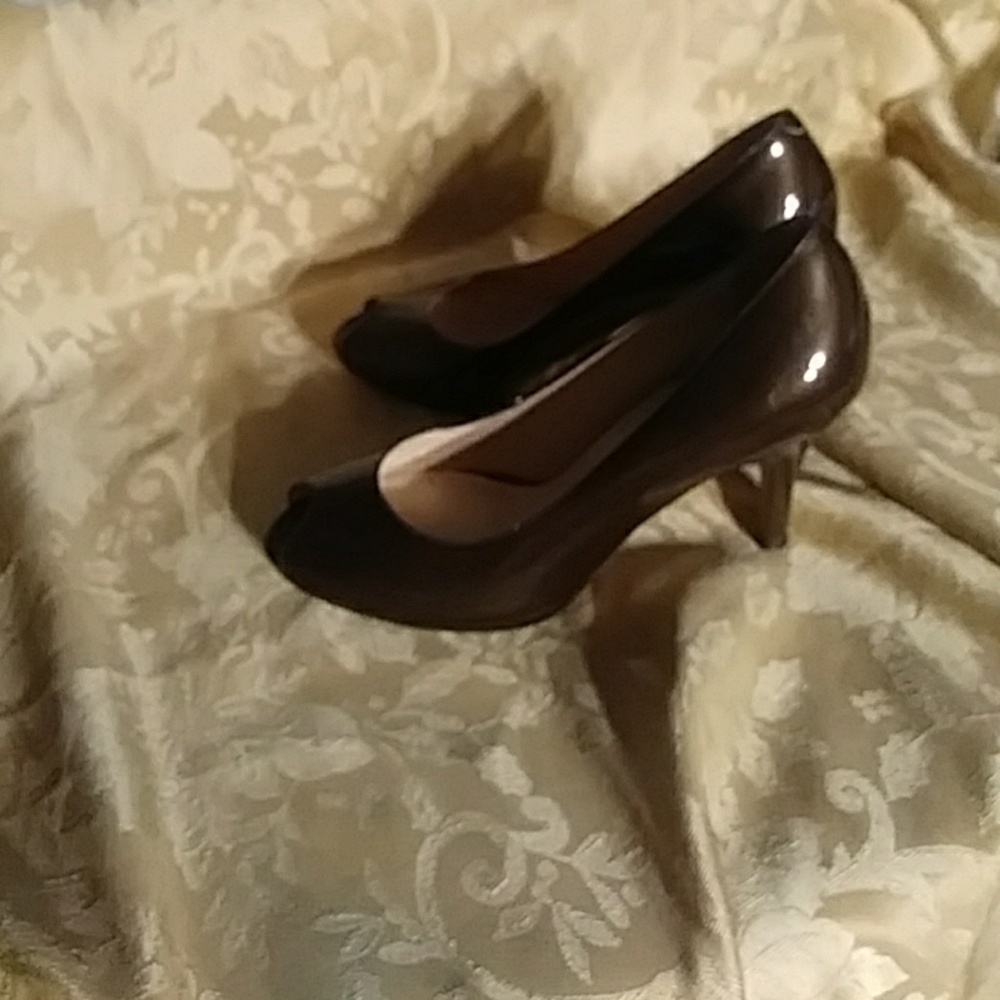 Cole hand peak toe pumps